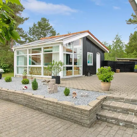 Flora - 150m From The Sea By Interhome Hals